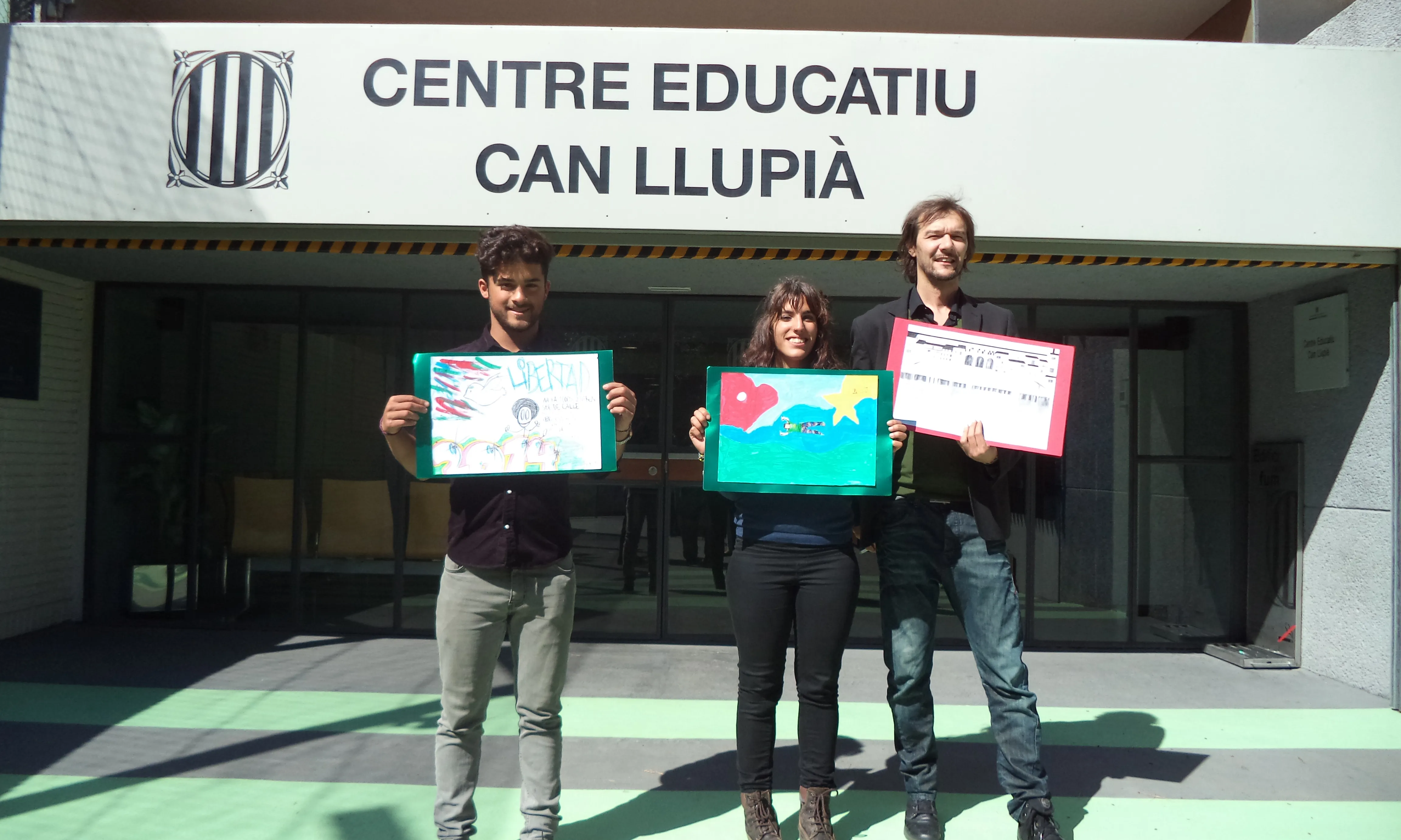Voluntari i voluntària d'un taller de pintura creativa al CE Can Llupià