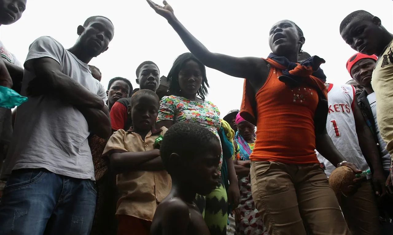 Saah Exco envoltat de veïns - John Moore / Getty Images