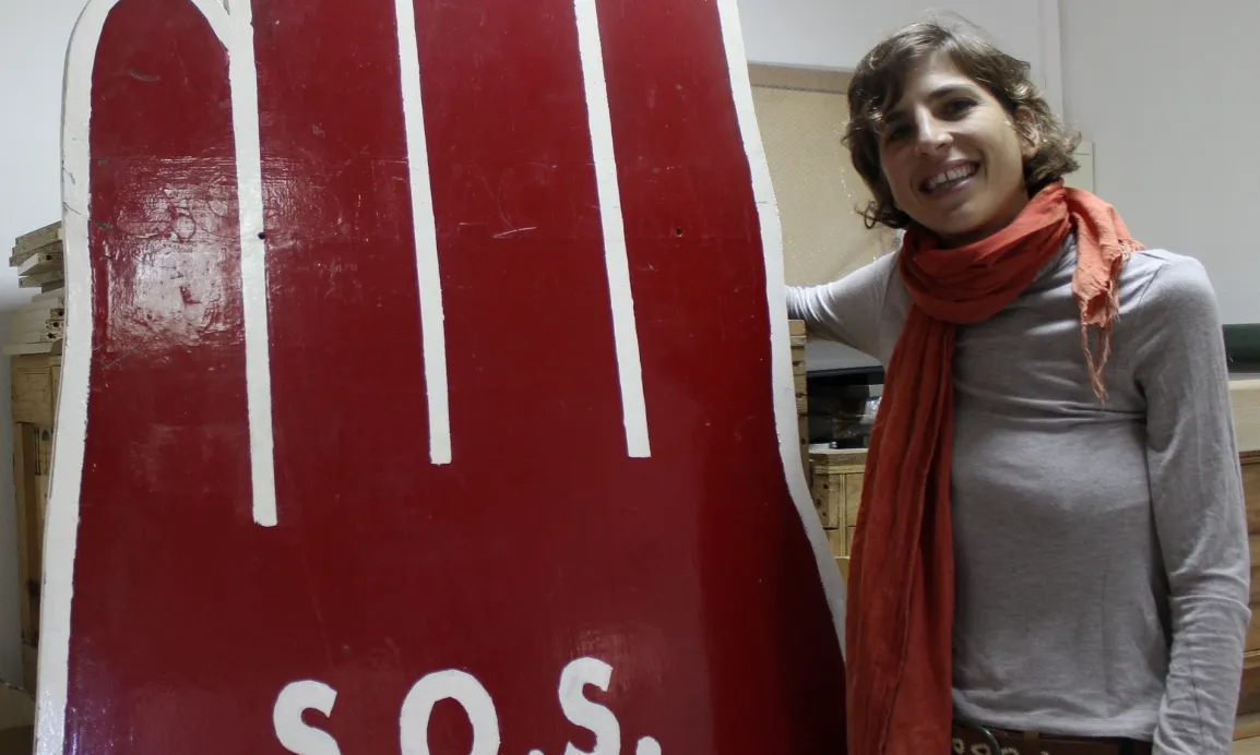 Alba Cuevas, directora de SOS Racisme, a la seu de l'entitat