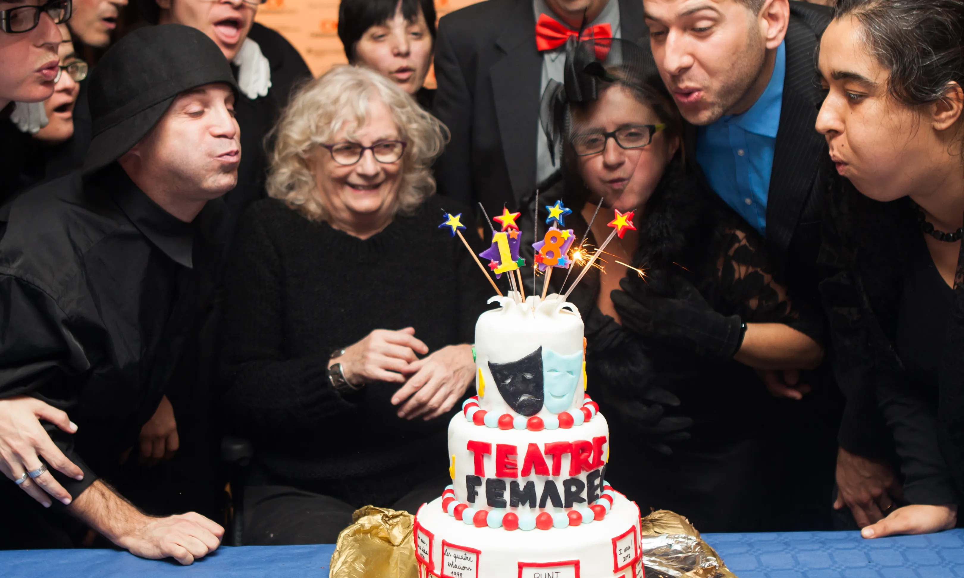 La Companyia de Teatre de Femarec bufant les espelmes.