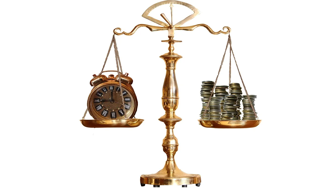 Imatge balança amb diners i rellotge. Font: pixabay