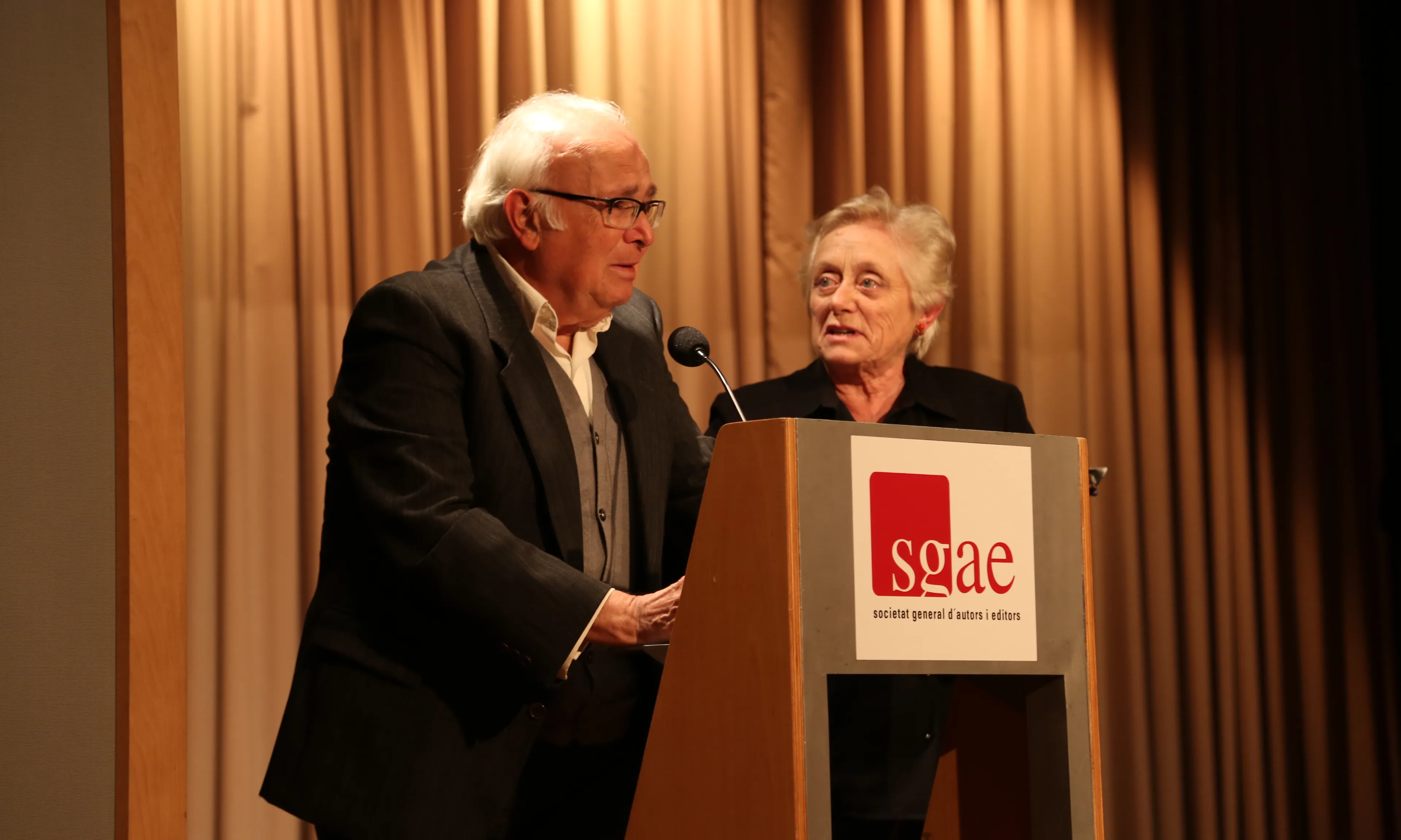 Un emocionat Ricard Pelló acompanyat de la seva dona, Roser Descayre (À. A)