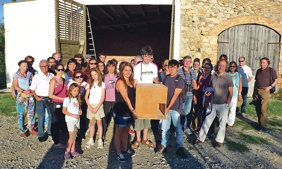 Grup de joves amb una caixa niu per a parelles d'Òlives del Parc Natural dels Aiguamolls de l'Empordà (imatge; apnae.org)