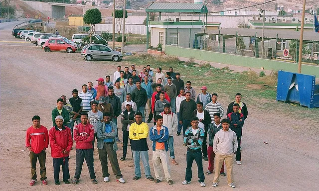 Grup de persones retingudes al CETI de Melilla (Font: flickr.com)