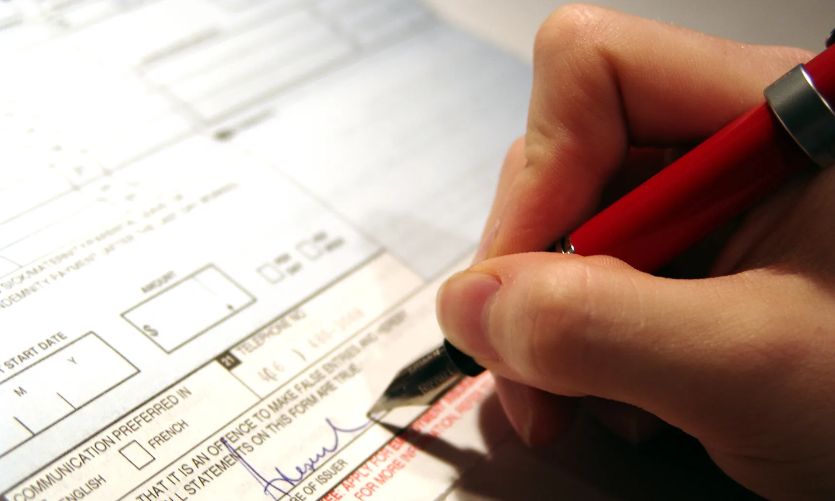 Persona signant un contracte