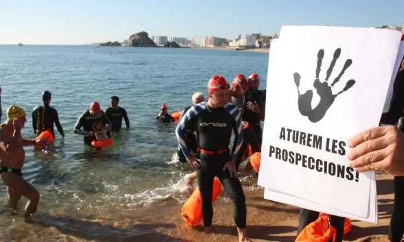 Participants en la nedada reivindicativa a la platja de Balnes (imatge; diaridegirona.org)