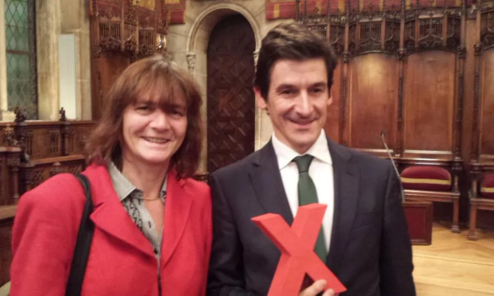 La presidenta del CEV i el representant de Lisboa amb la "X" de Xarxanet