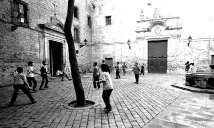 Nens jugant a la Plaça Sant Felip Neri. Font: Blog Jordi Peñarroja