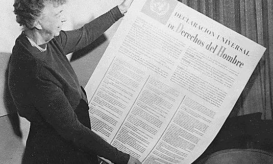 Eleanor Roosevelt amb recent publicada Declaració Internacional dels DDHH. Font: wikipedia