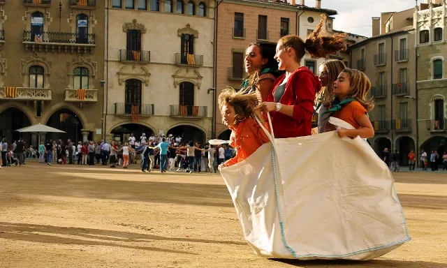 Nenes jugant a la plaça. Foto: Agrupament Escolta i Guia Tsunami de Vic.