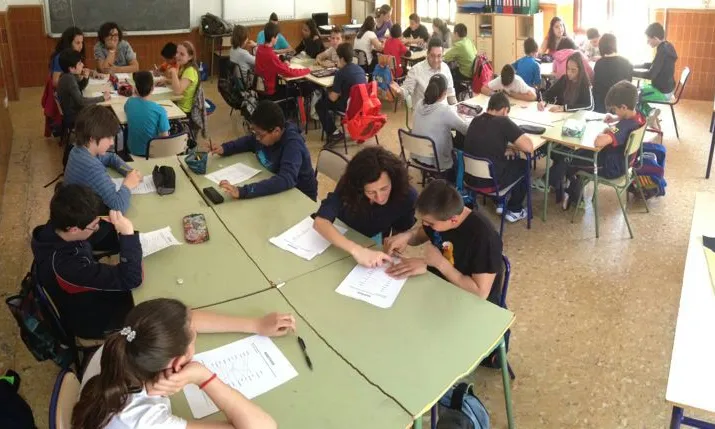 Treball en grups petits a una Comunitat d'Aprenentatge: Font: Cullera TV