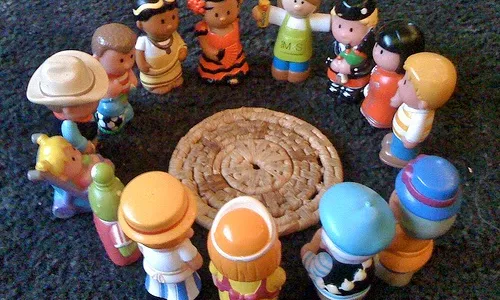 Ninos en cercle - Font: jonnimont a Flickr