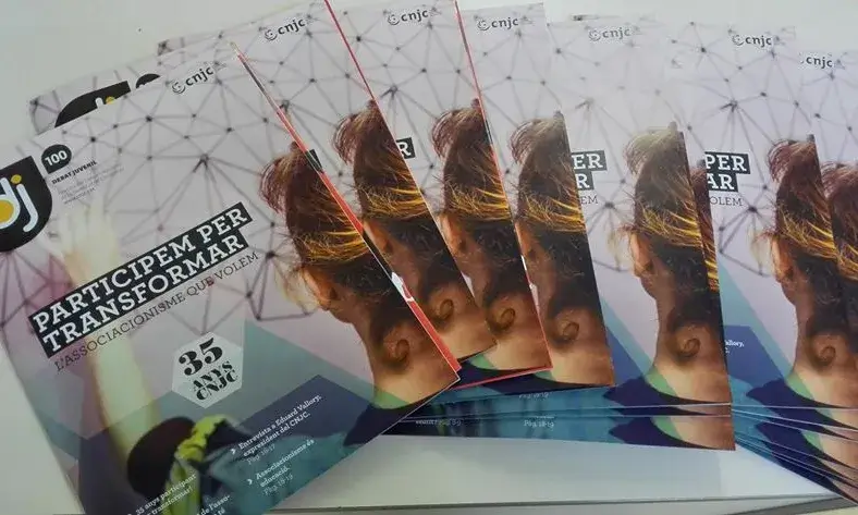 Foto de diverses edicions del número 100 de la revista Debat Juvenil. Font: Facebook de CNJC