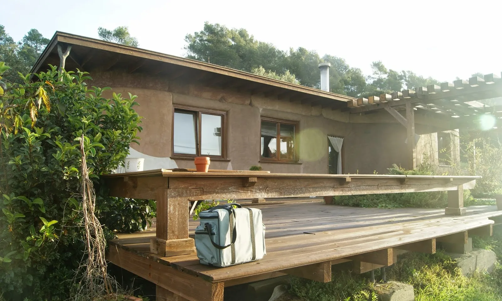 Construcció moderna amb palla (imatge: casetadepalla.blogspot.com)