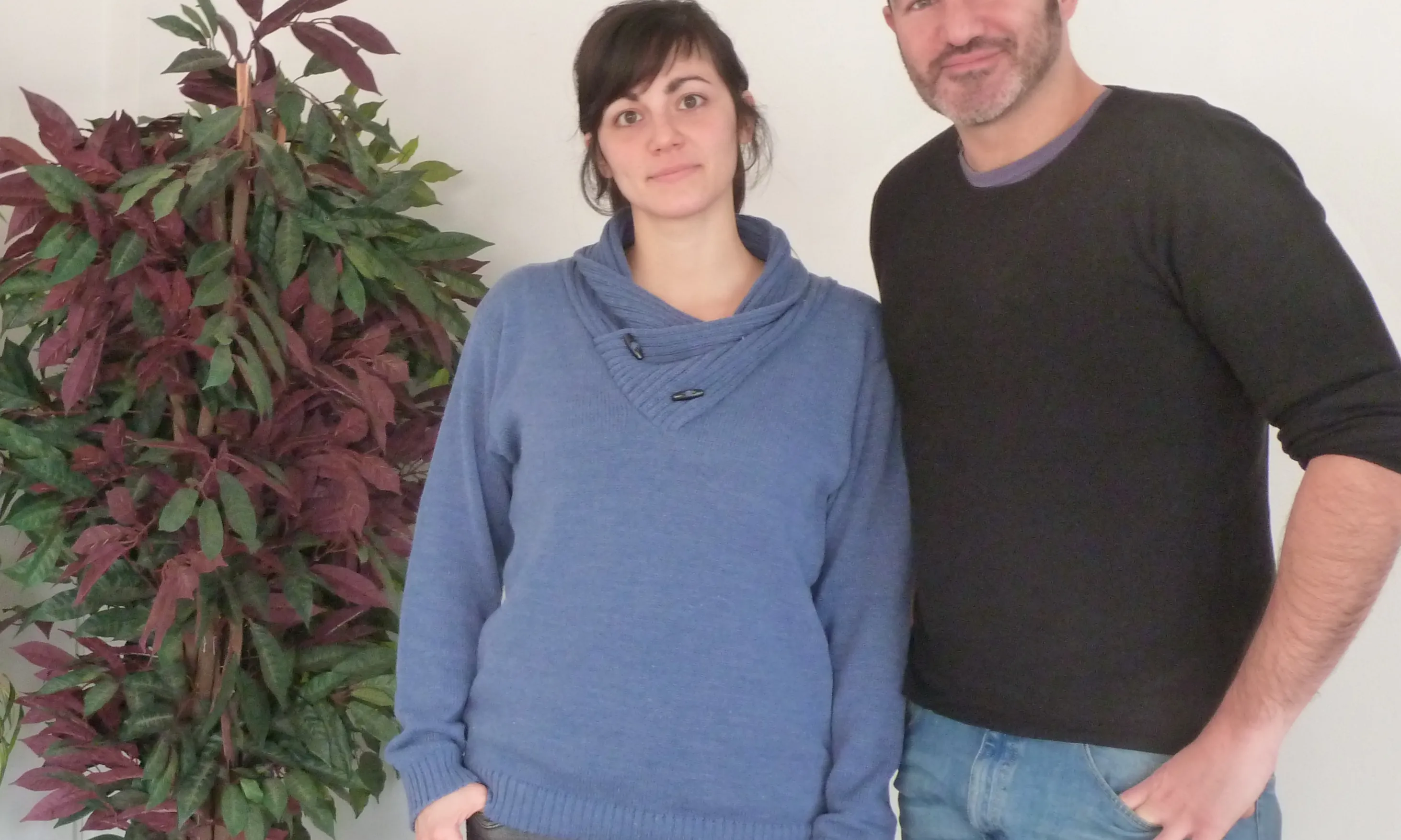 Thais Bonilla, responsable de comunicació de Novact, amb Felipe Daza, coordinador de "Defensar a qui defensa"