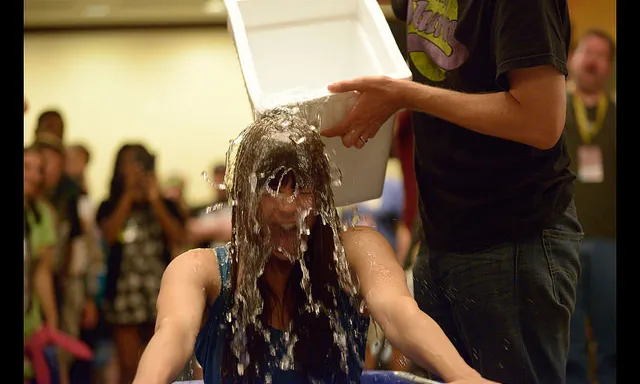 Ice Bucket Challenge. Font: Kyle Nishioka (Flickr)