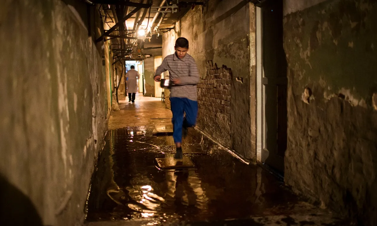 Un nen corrent pels passadissos subterranis (Font: UNICEF)