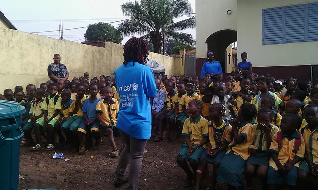 Treballadora d'UNICEF amb infants, en una sessió per prevenir l'ebola (Font: UNICEF)