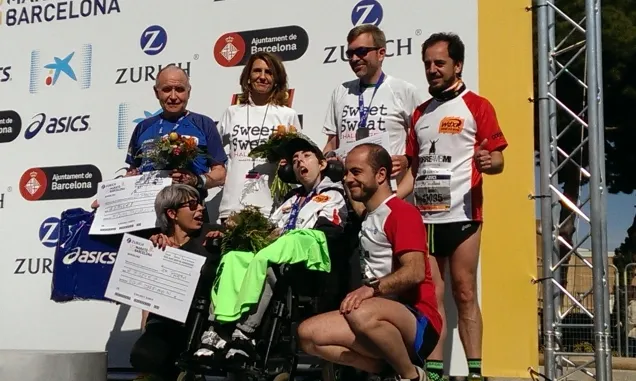 Més de 100 atletes solidaris van completar la Zurich Marató de Barcelona
