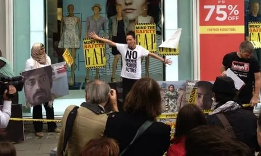 Activistes a una acció de la Campanya Roba Neta: Font: Facebook de Clean Clothes Campaign