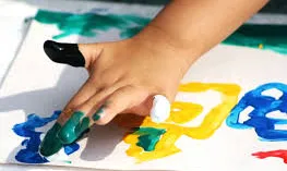 Infant pintant. Font: www.3inter.cat