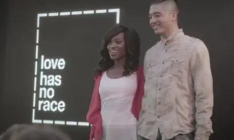 Fotograma del vídeo de la campanya Love has no labels (L'amor no té etiquetes)