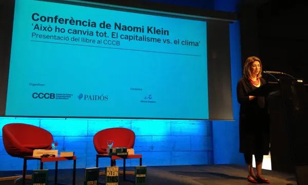 Naomi Klein a la conferència al CCCB, 27/03/15 (imatge: 350.org)