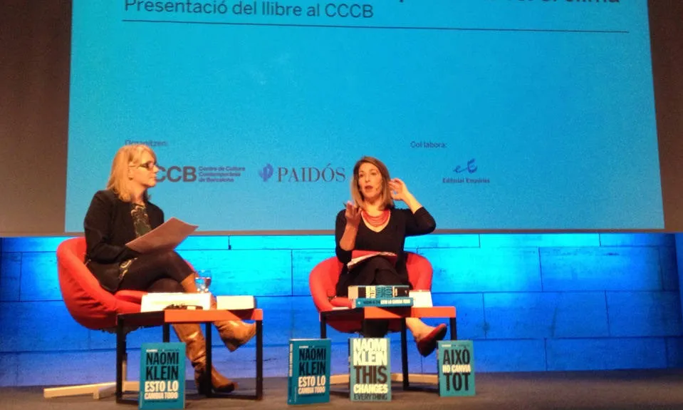 Naomi Klein a la conferència al CCCB, 27/03/15 (imatge: 350.org)