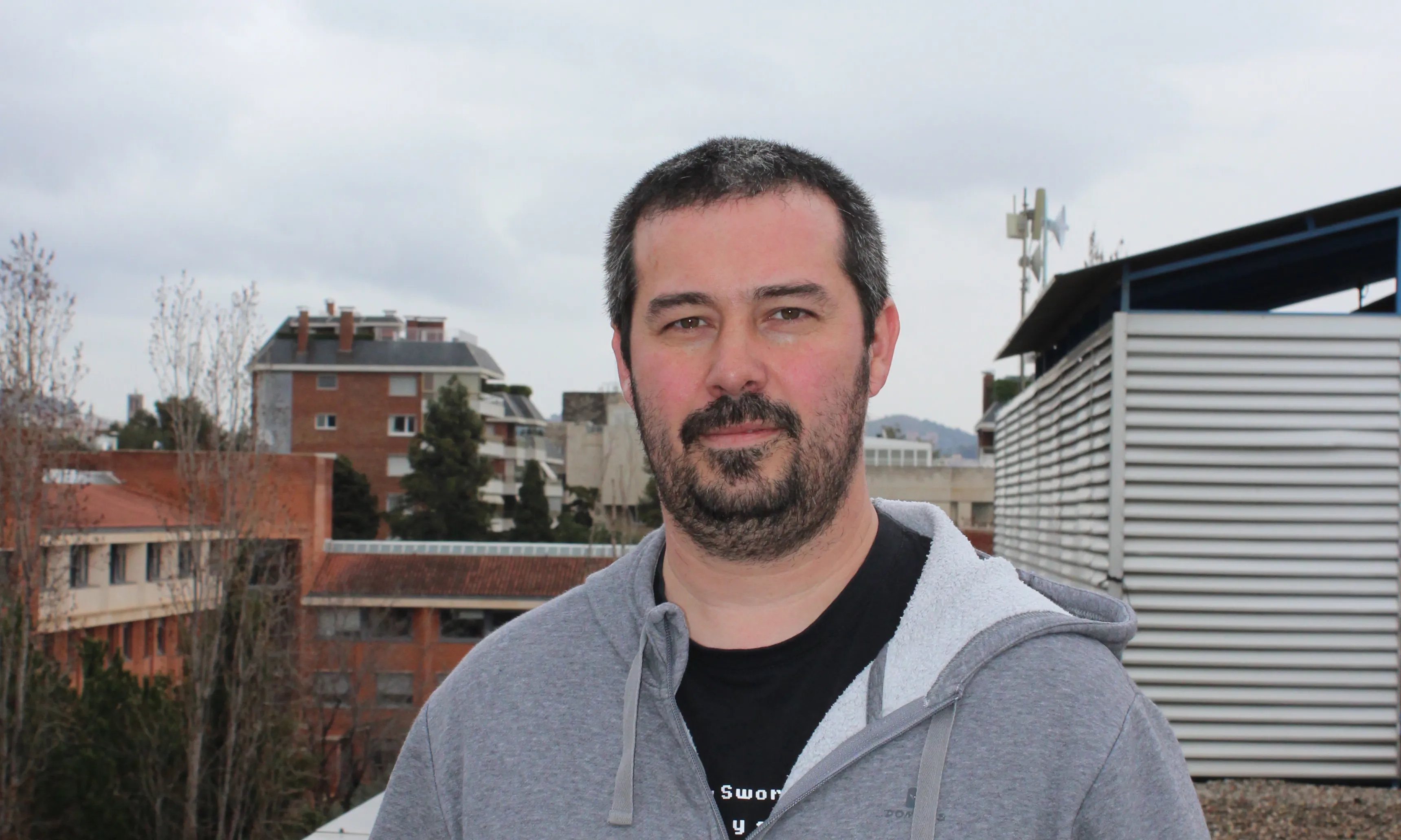 L'Agustí amb l'antena principal guifi del despatx de Guifi.net a la UPC