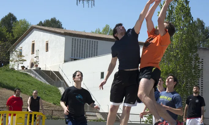 Joves jugant a bàsquet al camp de l'Autònoma (Font: UAB)