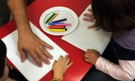 Infants dibuixant. Font: La Vanguardia