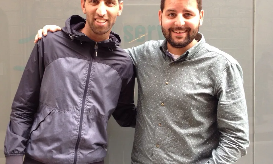 En Sahid Ashras (a l'esquerra) és alumne dels cursos de Formació Bàsica de Servei Solidari, i l'Albert Francolí és el coordinador de la campanya Recicla Cultura