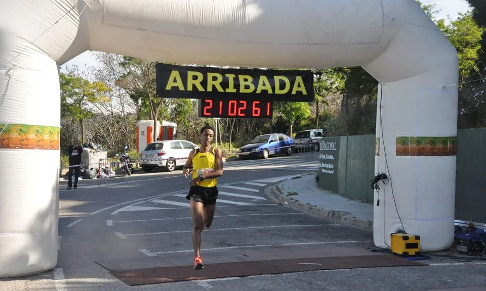 Arribada de Daniel Abate, guanyador de la 1a Cursa Solidària AFNE 