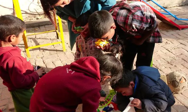 La Indira amb infants, en l'activitat quotidiana de Pa Nepal (Font: Kaliu Nepal) 
