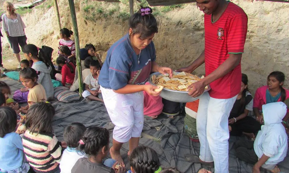 Repartiment de menjar amb infants (Font: Kaliu Nepal)