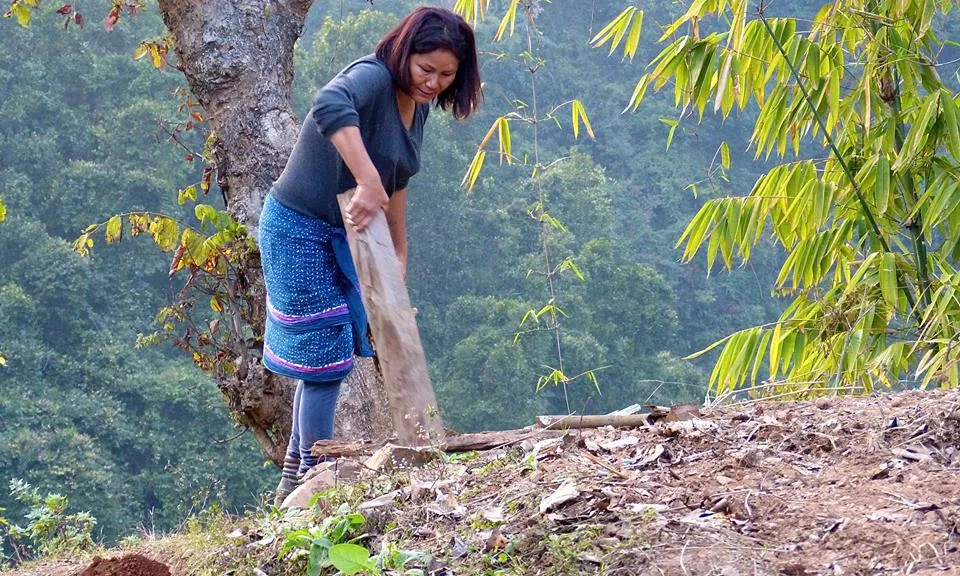 Indira, treballant la terra al Nepal (Font: Kaliu Nepal)