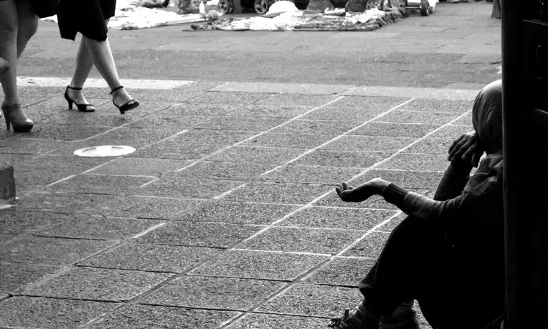 Persona pidolant. Pobresa_JosEnrique_Flickr