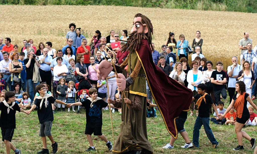 Celebració de la Festa Remença a la Vall de Llémena, amb un dels gegants. (Font: Mancomunitat de la Vall de Llémena)