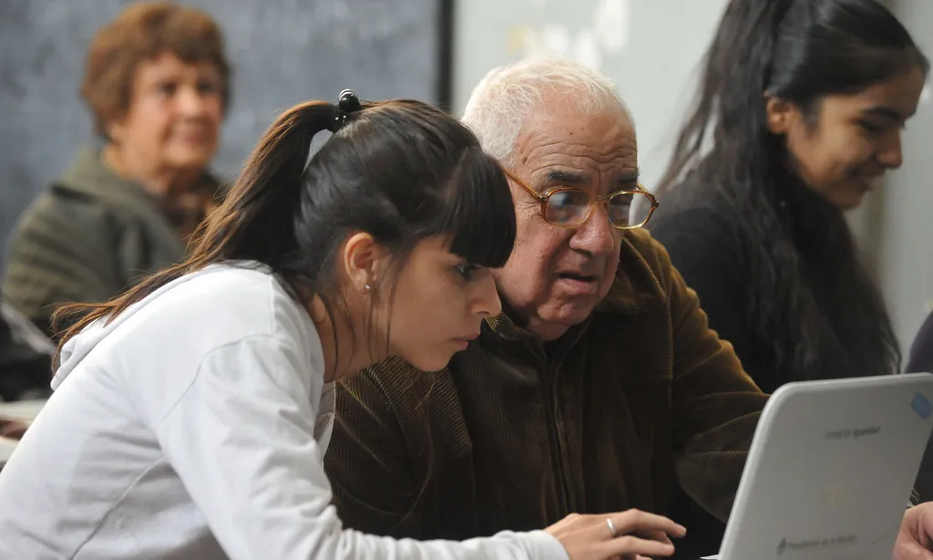 Alumnos de Conectar Igualdad con adultos mayores en Lugano - ANSESGOB - Flickr