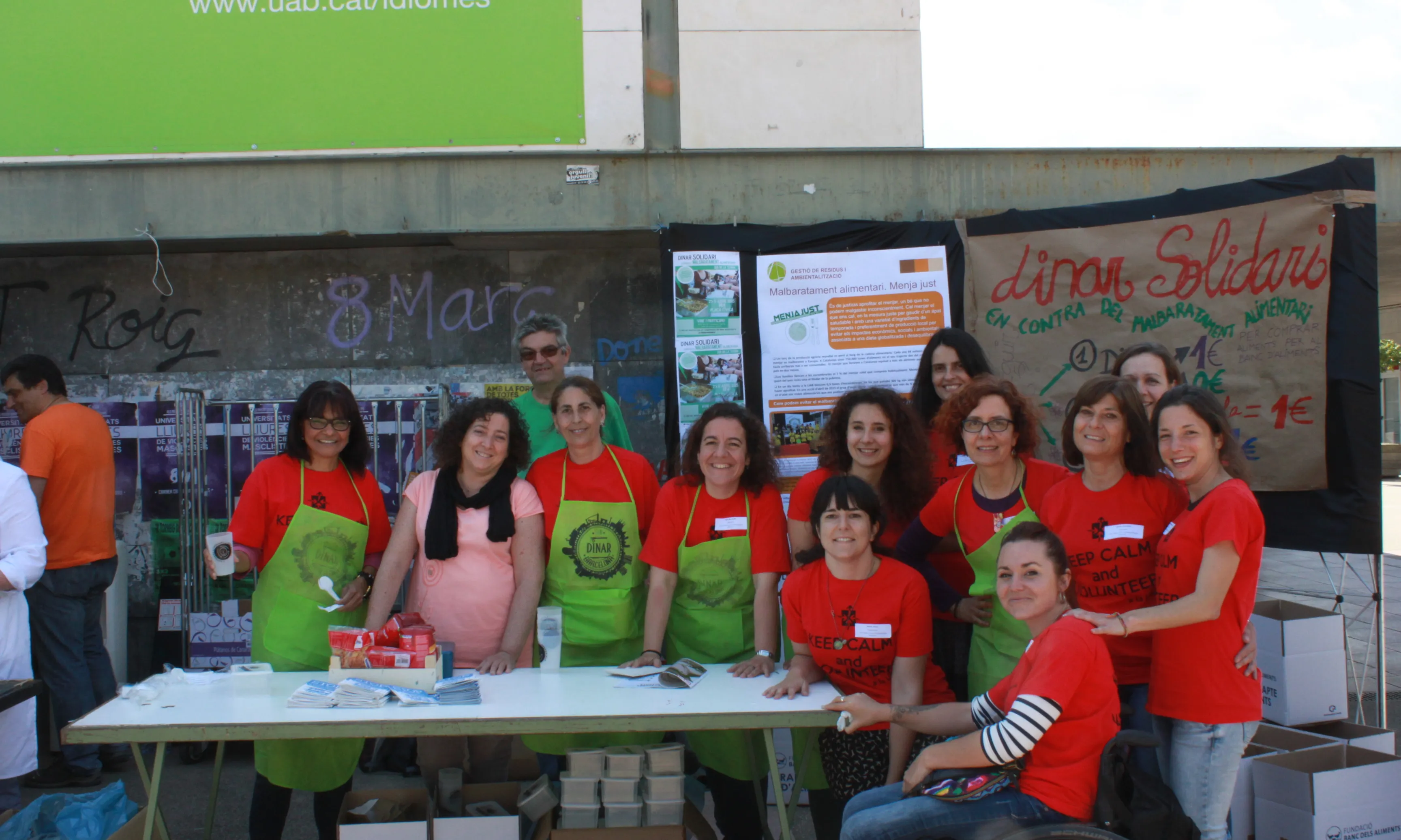 Grup de voluntariat d'estudiants, PDI i PAS al Dinar Solidari de la UAB el passat 23 d'abril (Font: FAS)