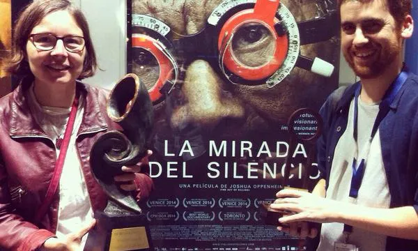 La productora de "The Look of Silence", Signe B. Sorensen, amb el premi Amnistia Internacional Catalunya del Festival DocsBarcelona 2015. Imatge: Festival DocsBarcelona
