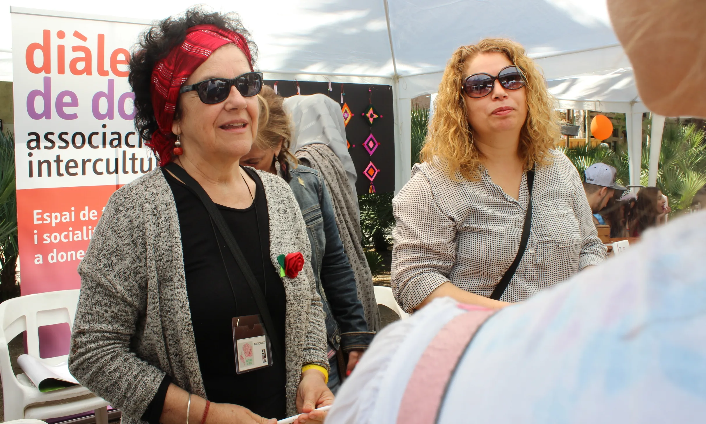 Mercè Amor i Fátima Ahmed a la parada de Diàlegs de Dona a la Rambla del Raval en la diada de Sant Jordi