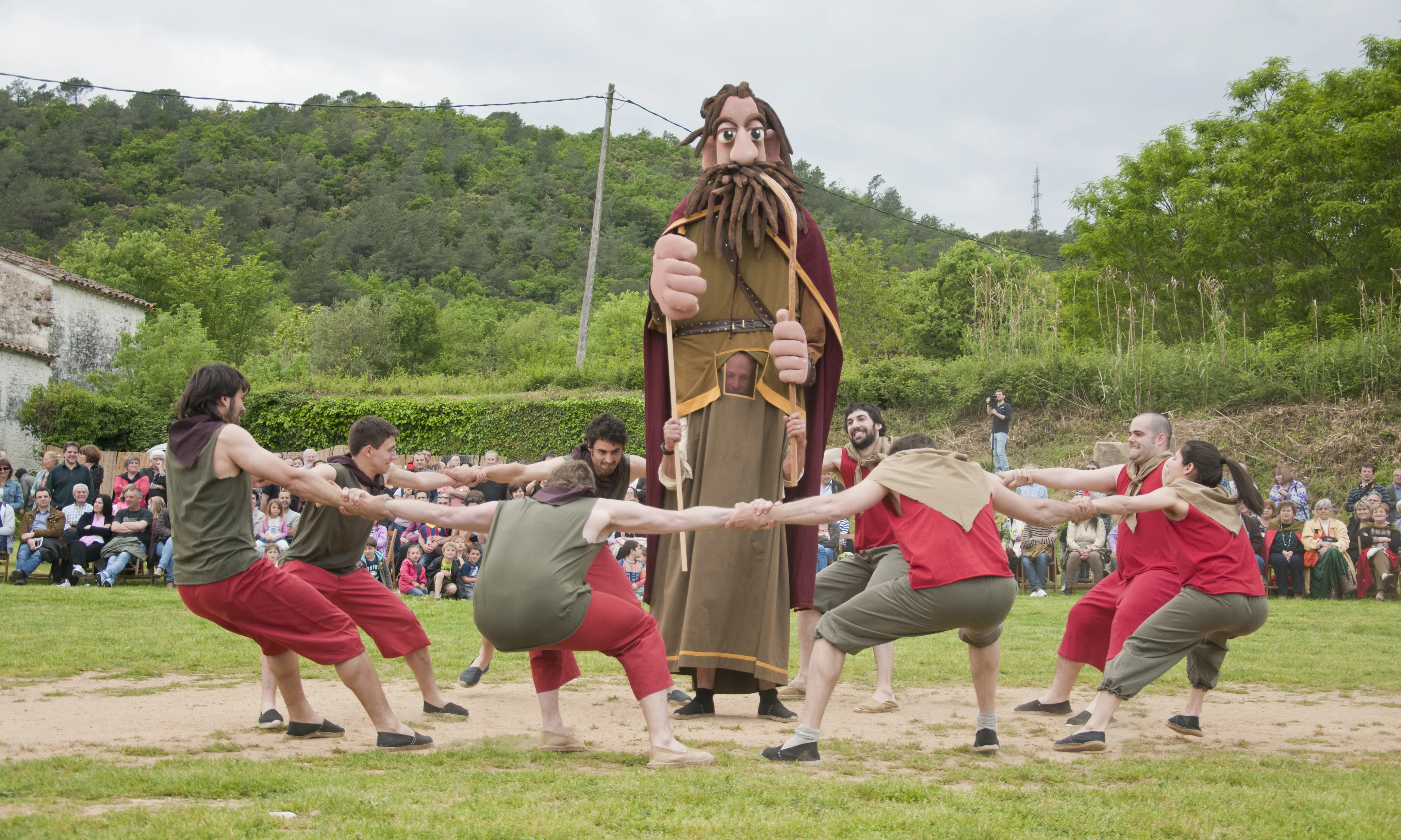 Joc de força amb el gegant remença al mig (Font: Mancomunitat de la Vall de Llémena)