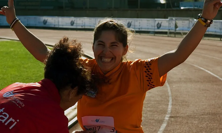 Voluntària i corredora de Special Olympics al final d'una cursa (Font. Special Olympics)