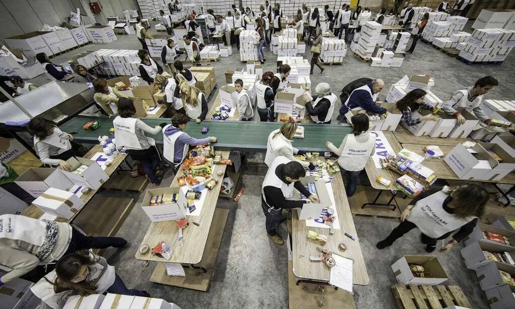 Voluntaris/àries classificant aliments al Gran Recapte d'Aliments de 2014. Font: Facebook del Gran Recapte