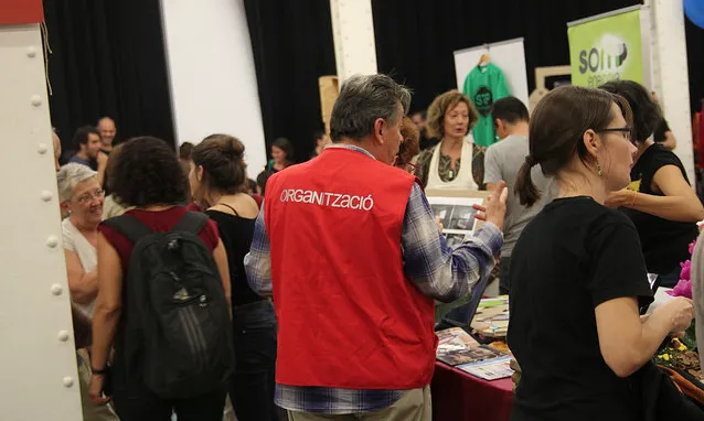 Voluntariat a la Fira d'Economia Solidària de Catalunya 2014. Font: Flickr de la XES