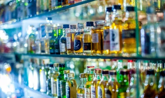 L’alcohol supera la cocaïna com la substància principal de consum entre les persones adultes en tractament (Font: Naciodigital.cat)