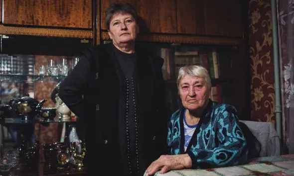Mare i filla desplaçades dins d'Ucraïna per la guerra civil (Font: CEAR)