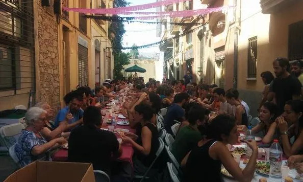 Dinar popular al carrer Riego