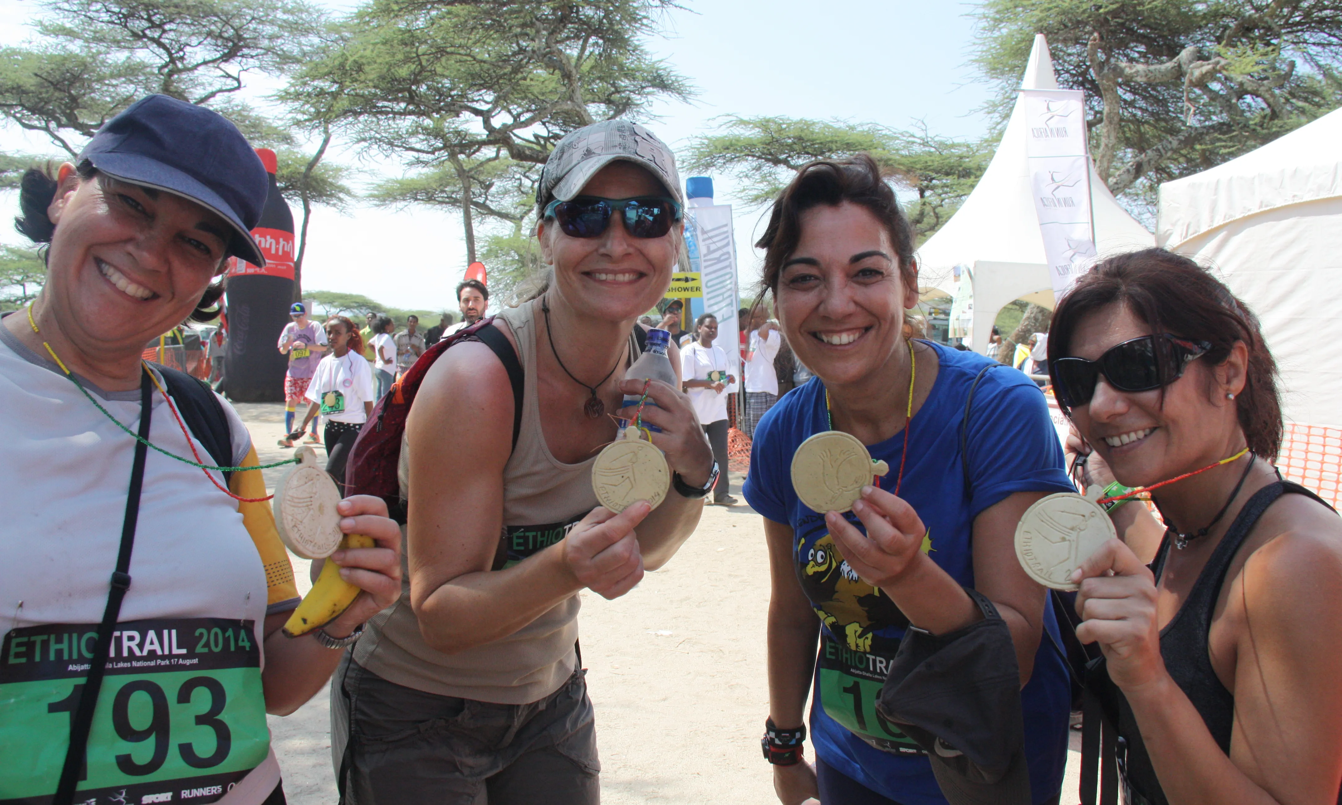 Corredores de la Ethiotrail mostran la medalla feta a mà per artesans locals. 